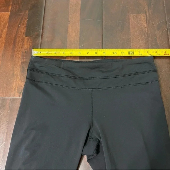 Lululemon Black Leggings Women’s Size 8 Cropped Back Zip Pocket - Picture 4 of 10